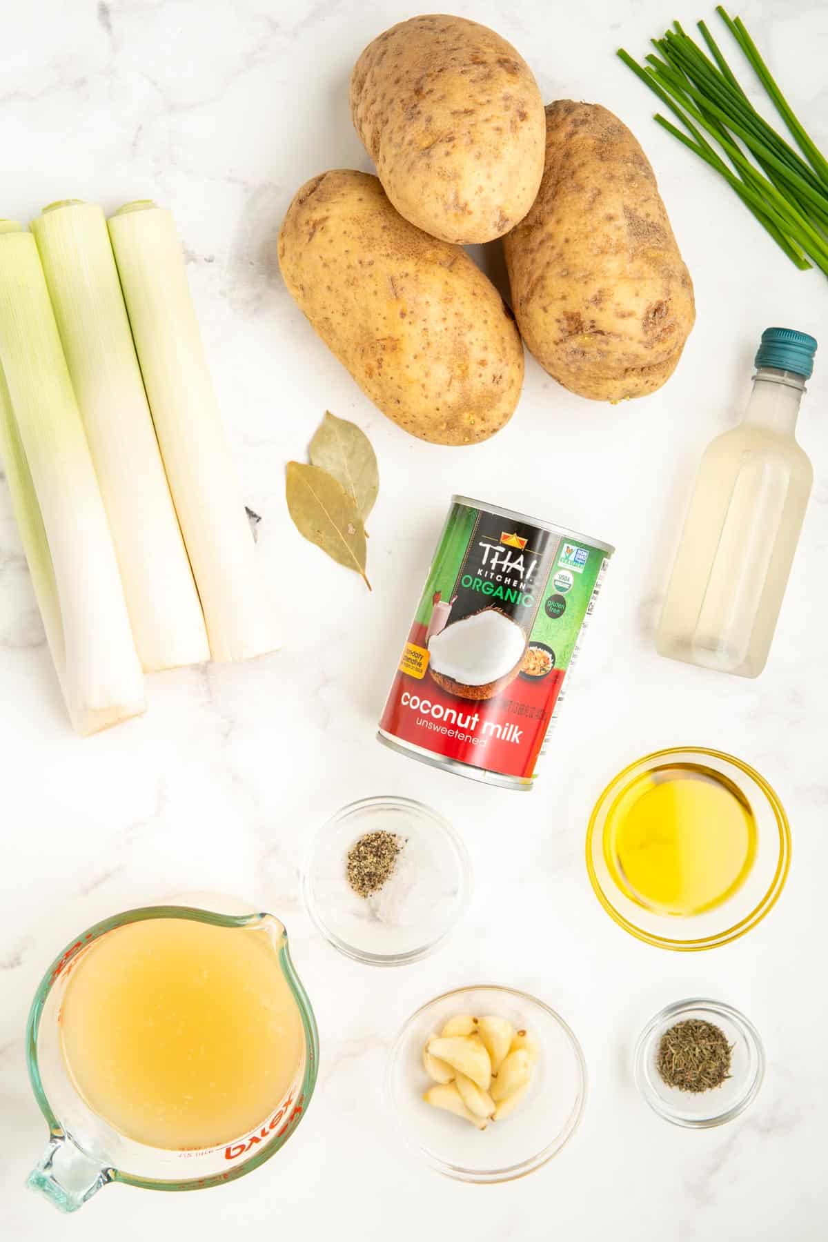 Ingredients needed to make vegan potato and leek soup without cream.