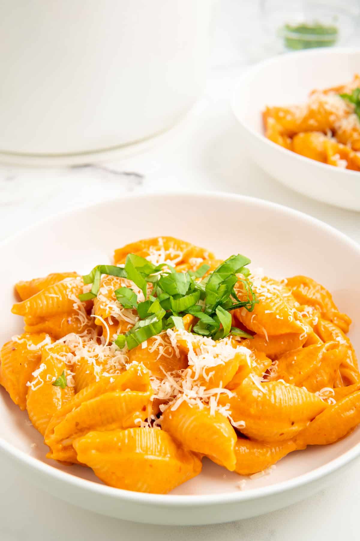 A close up of a bowl of pasta with vodka sauce.