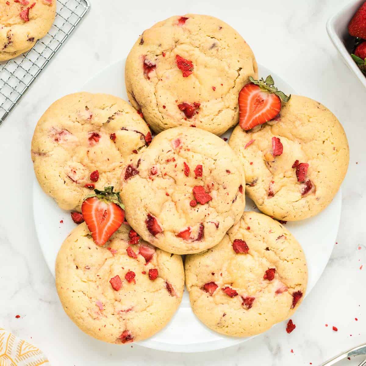 https://saltandspoon.co/wp-content/uploads/2023/06/strawberry-cheesecake-cookies-15.jpg